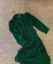 Load image into Gallery viewer, Đầm midi dập ly đỉnh của đỉnh luôn