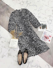 Load image into Gallery viewer, Đầm B-SK Xuông họa tiếng sang chảnh